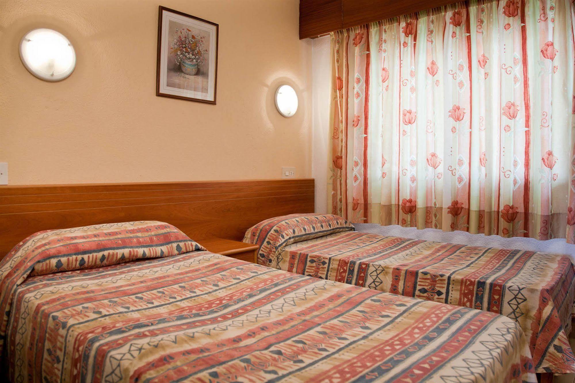 Apartamentos Mira Mola Figueretas Extérieur photo